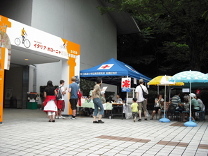 写真：美術館前の出店の様子