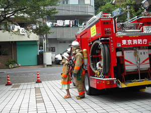 写真：消防士さんと記念撮影