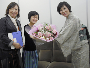 写真：「優秀カタログ賞」受賞お祝いの様子