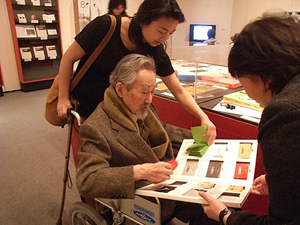 写真：柳宗理さんご来館の様子