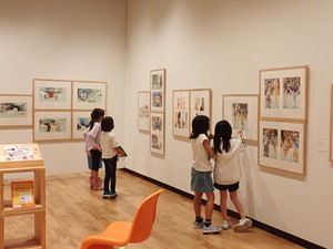 展示を見ているところ