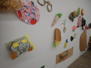 壁に貼られた作品たち