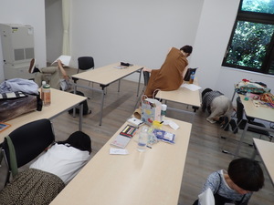 さまざまなポーズで絵を描く