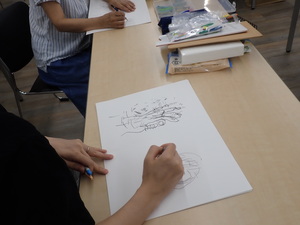 相手の顔を紙を見ないで描く