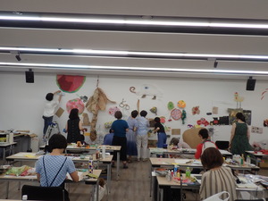 テキストを壁に貼る参加者