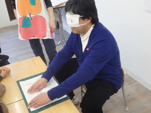作品をさわっている山本さん
