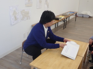 山本さんがつくったさわる絵本をみんなで見る
