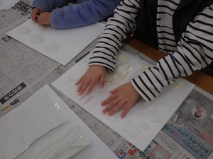 作品を触っている様子