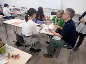 受講生と話すクリス