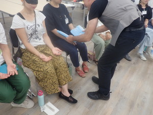 五感をつかったエクササイズ　冷たい保冷剤を腕に当てられている
