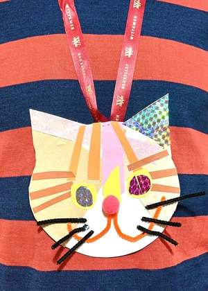 参考作品 猫の顔の形をしたメダル コラージュで猫が表現されている