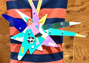 講師による参考作品 ギザギザのかたちの土台のうえに、サッカーをしているこどもがコラージュで表現されている