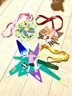 講師による参考作品(メダルが3つ置いてある。それぞれの単体の写真も、同ページにある)
