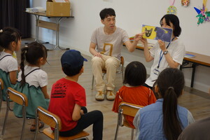 友杉さんの絵本「スターニャン」を読み聞かせしているところ