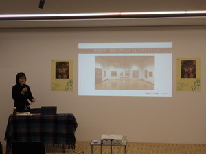 学芸員が話している様子