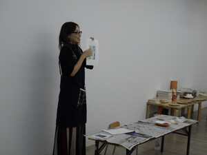 講師の小野寺さんが、今回制作する作品を見せている様子