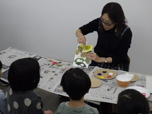 小野寺さんが版にインクをのせる様子