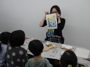 刷りあがったものを見せる小野寺さん