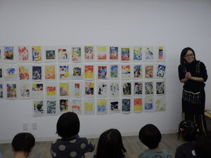 最後の発表の様子 壁一面に作品