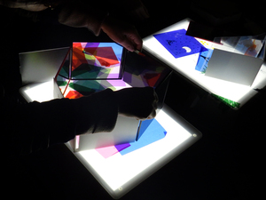 鏡とライトテーブルを使った遊び