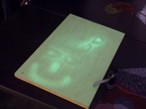 蓄光塗料のボードを使った遊び