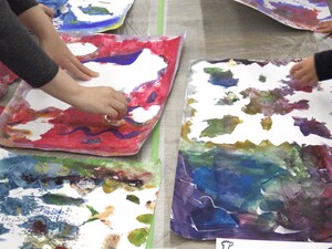 花の紙をはがす様子