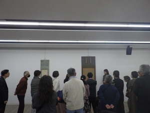 掛け軸を見る様子