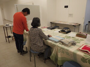 さわる絵本を楽しむ人たち