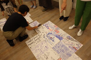 出来上がった作品を並べる様子