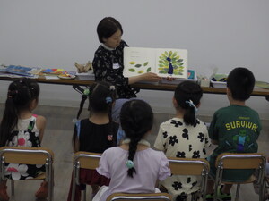 絵本を読み聞かせるスズキさん