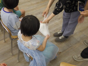 綿をさわってみる様子