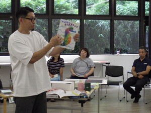 絵本を紹介する齋藤社長