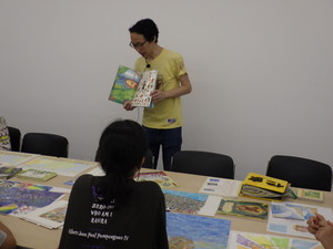 なかむらさんがご自身の作品を紹介する様子