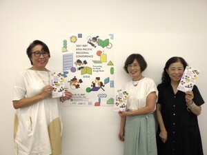 大会メインビジュアルと講師の3人