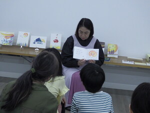 絵本の読み聞かせの様子
