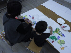 親子それぞれに制作する様子