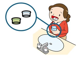 うがいの水はペットボトルのキャップ2杯分で足りることを説明するイラスト