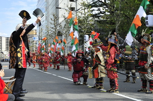 区民まつりでの武者行列のようす