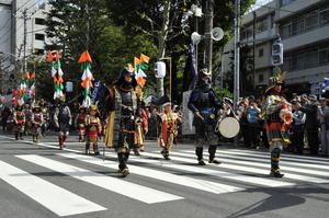 区民まつりでの武者行列のようす