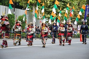 区民まつりでの武者行列のようす