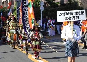 農業まつりでの武者行列のようす