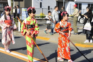 農業まつりでの武者行列のようす