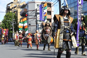 区民まつりでの武者行列のようす