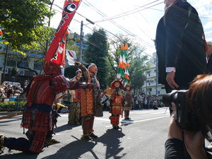 区民まつりでの武者行列のようす