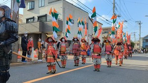 農業まつりでの武者行列のようす