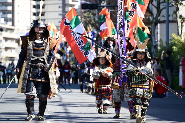 区民まつりでの武者行列のようす