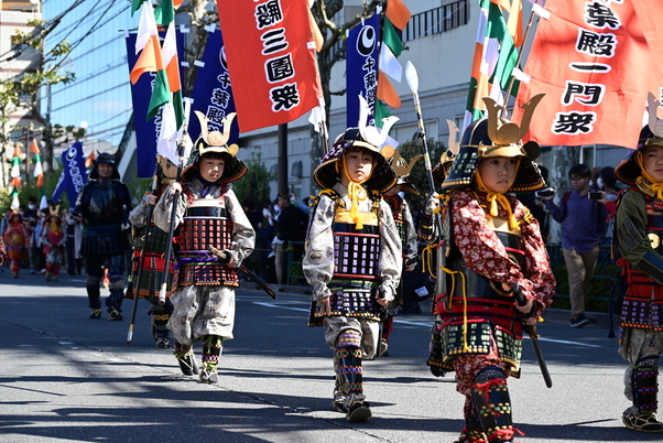 区民まつりでの武者行列のようす