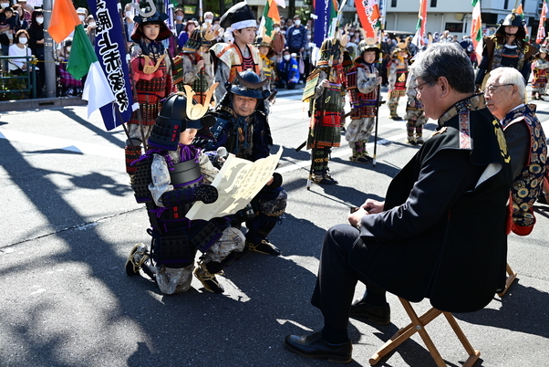区民まつりでの武者行列のようす