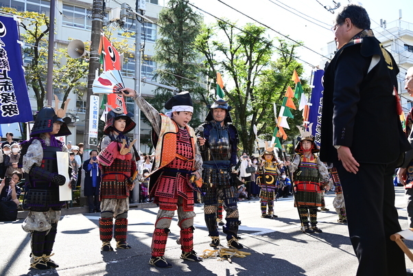 区民まつりでの武者行列のようす