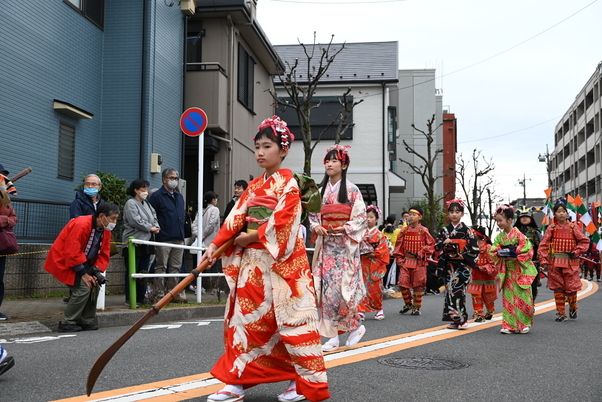 農業まつりでの武者行列のようす
